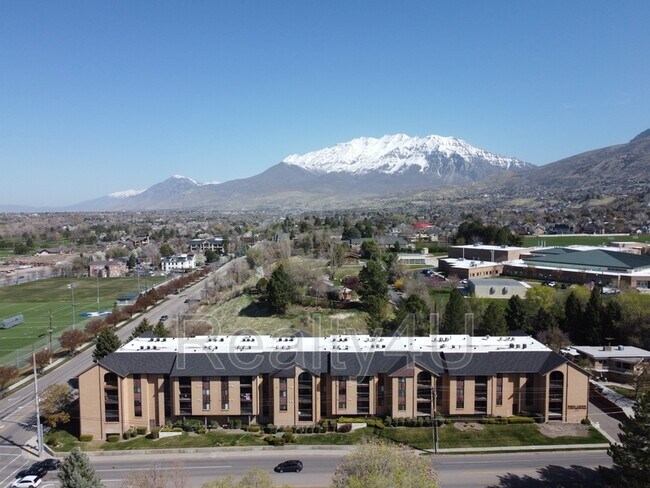 Foto del edificio - 2244 N Canyon Rd