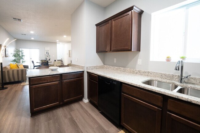 Building Photo - NEW TOWNHOME!!!!!!!
