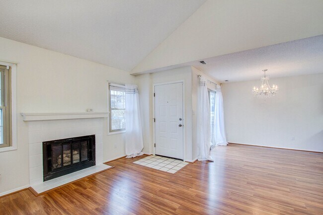 Building Photo - Impeccably Maintained End Unit Townhome wi...