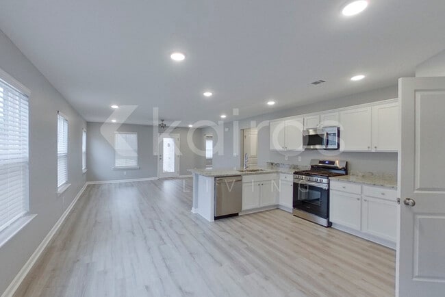 Building Photo - 394 Angela St