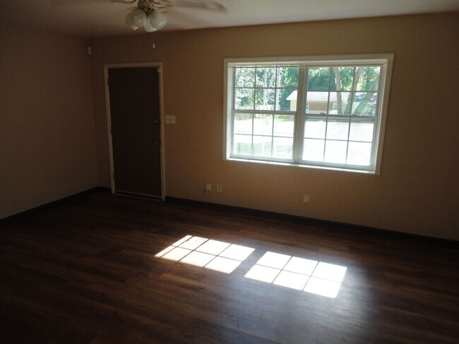Building Photo - Nice 4 bedroom/2 Bathroom home