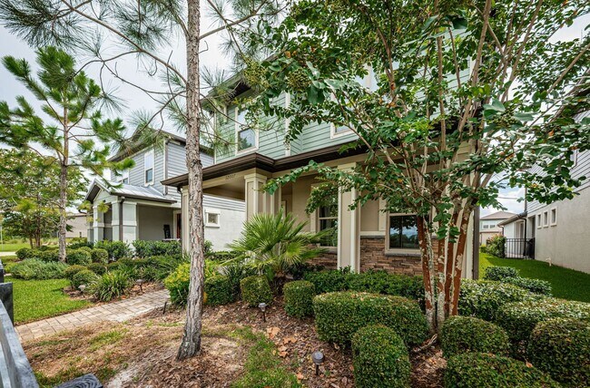 Foto del edificio - Beautifully unique two story home in a gre...
