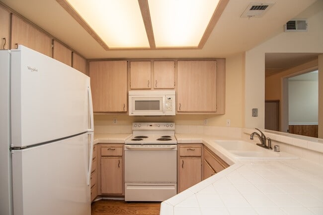 Building Photo - Spacious 2 Bed / 2 Bath Condo + Loft  in M...