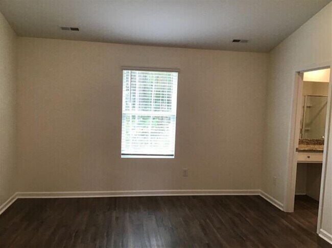 Building Photo - Dogwood Dr.