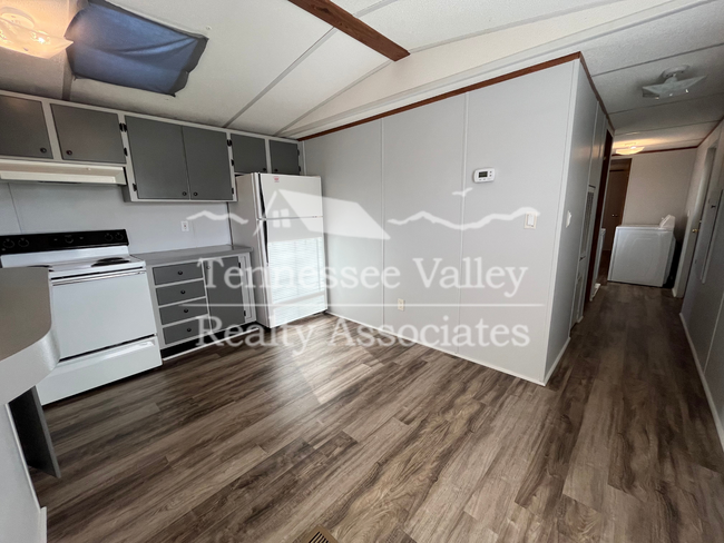 Building Photo - Well kept 3 bedroom/ 2 bathroom home just ...