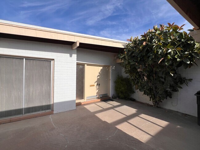Foto del edificio - Scottsdale 4 Bed. 1.75 Bath located In Town & Country Division a Ralph Haver Home