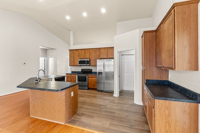 Building Photo - Beautiful Naturally-Lit home with Pergola