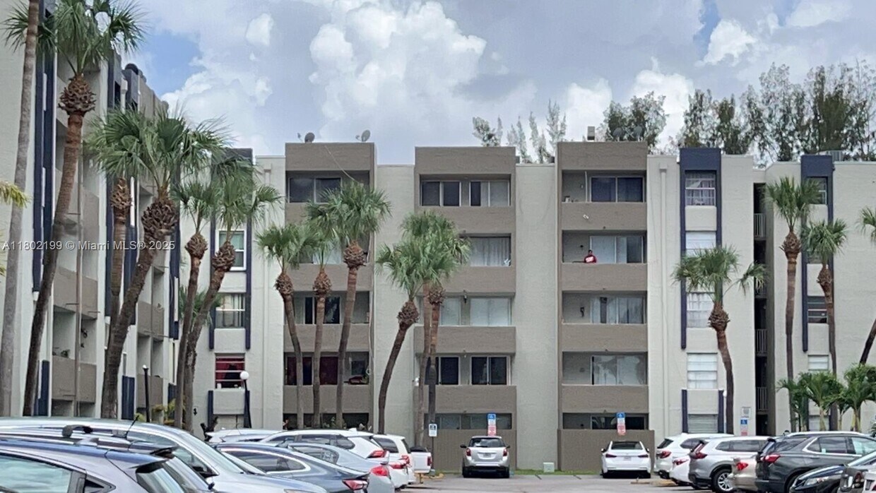 Foto principal - 10000 NW 80th Ct