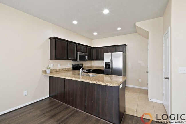 Building Photo - Beautiful Townhome in Midvale!