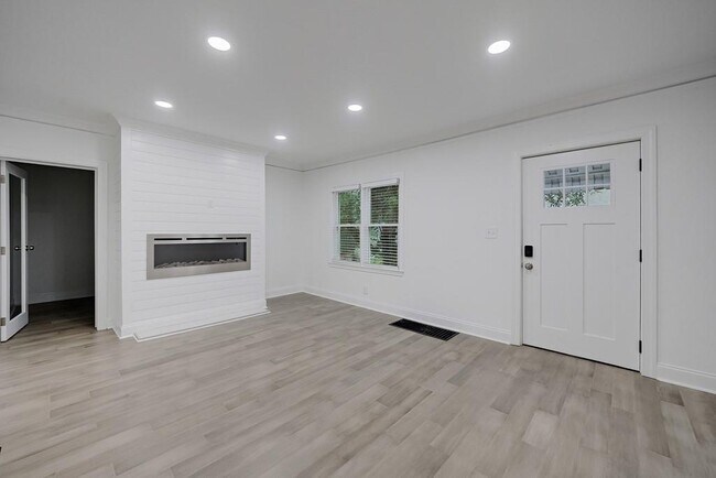 Building Photo - 593 Lynnhaven Dr SW