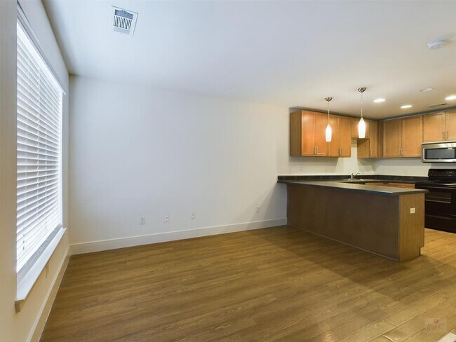 Foto del edificio - 711 W 32nd St