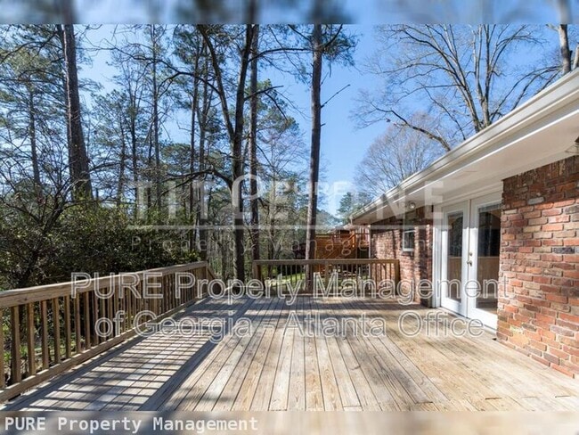 Foto del edificio - 2435 Woodacres Rd NE