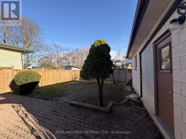 Building Photo - 653 Athol St E