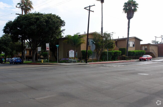 Building Photo - Town & Country Apartments
