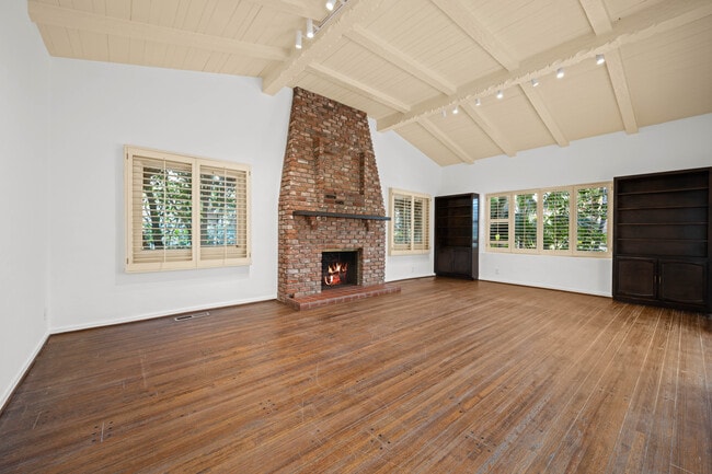 Building Photo - 264 S Palm Dr