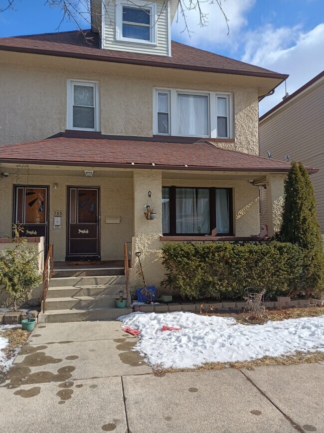 Entrada principal - 705 N 16th Ave