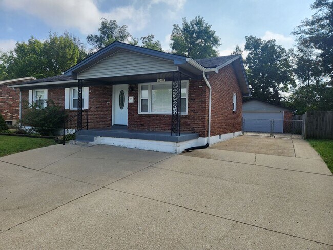 Building Photo - Beautiful 3 bedroom 2 full bath with garag...
