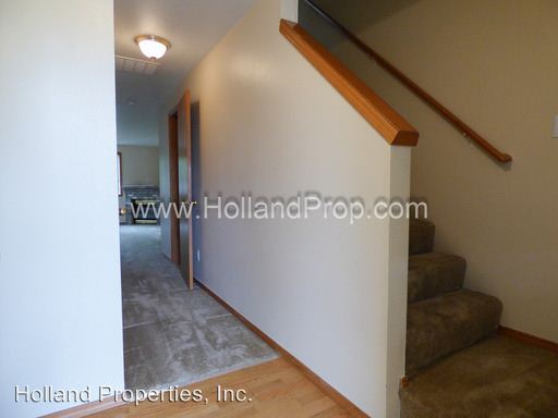 Building Photo - 6054 SE Green Ct