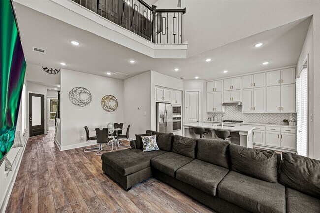 Foto del edificio - 16631 Lake Austin St