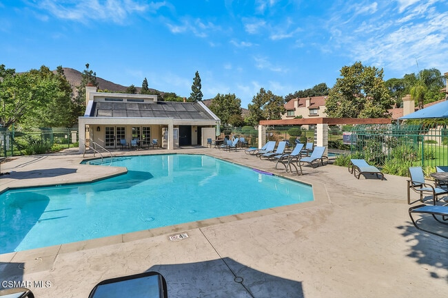 Building Photo - 270 Country Club Dr
