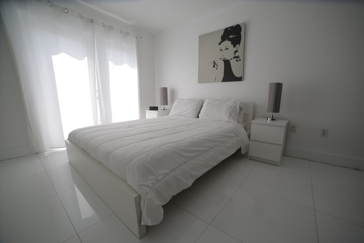 Queen size bed - 865 Collins Ave