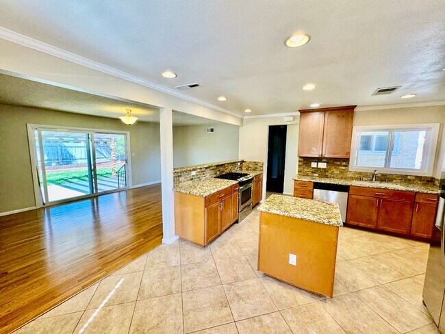 Foto del edificio - This charming 3-bedroom, 2-bathroom single...