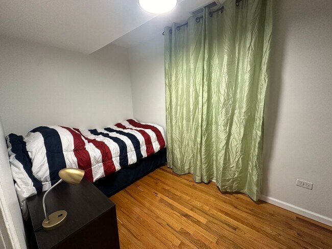 Foto del edificio - 3 bed 2 bedroom unit in Wicker Park