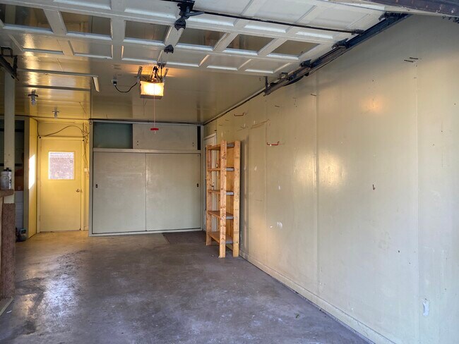 Building Photo - 624 W Laclaire Ln