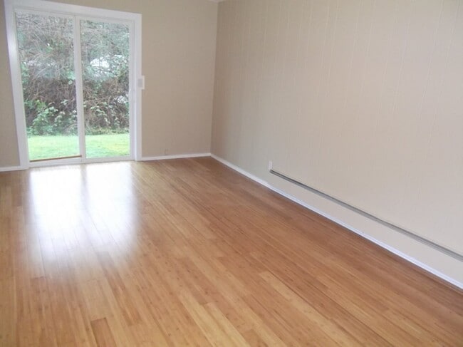 Building Photo - 2 Bedroom 1 Bathroom Townhome in Downtown ...