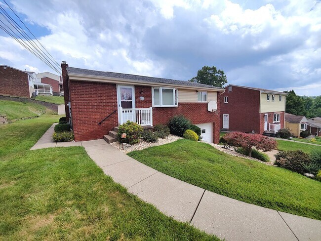 Foto del edificio - *Beautifully Updated 3BD/2BA Single Family Home Available in Whitehall*