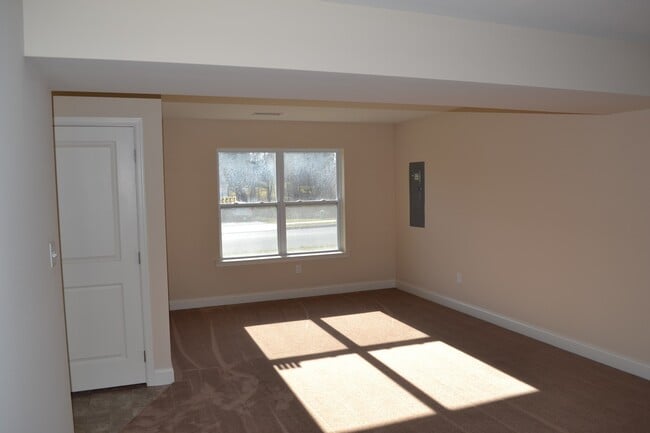 Foto del edificio - Beautiful Bi-level  Home w/ 2 car Garage and Central AC. One Pet OK!