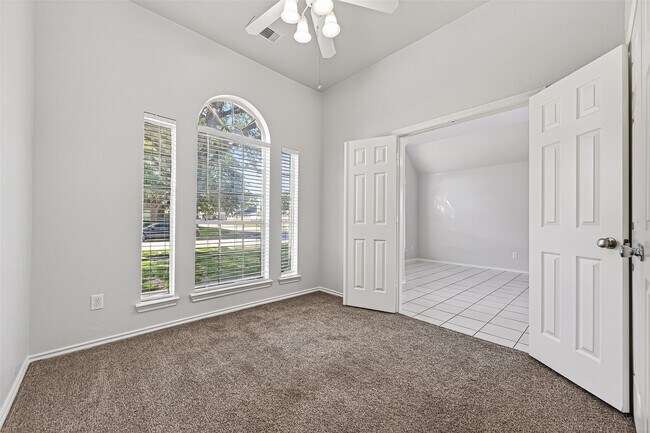 Foto del edificio - 3314 Zubin Ln