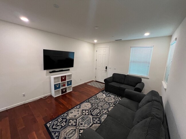 Building Photo - Gorgeous 4 Bedroom Broadstone Home!