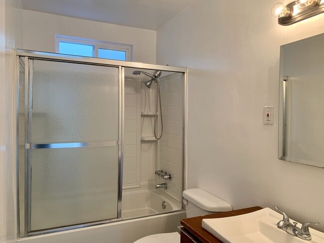 Building Photo - Completely Updated Front Unit