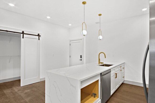 Building Photo - 127 E Cottage St