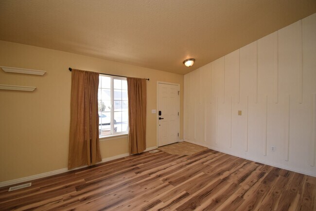 Foto del edificio - Charming Lakeview 3 Bed Home Near Schools & Churches!!