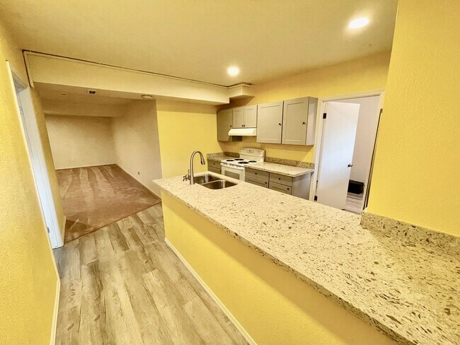 Building Photo - One Bedroom MIL Unit in Broadview!