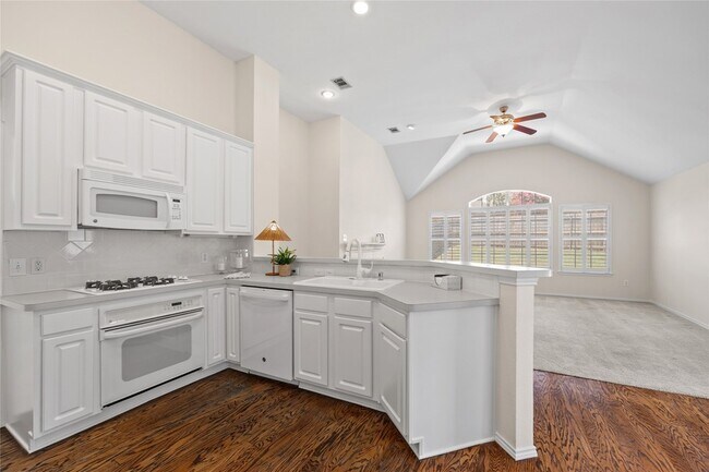 Foto del edificio - 2120 Crestlake Dr