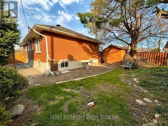 Building Photo - 625 Clarke Ave