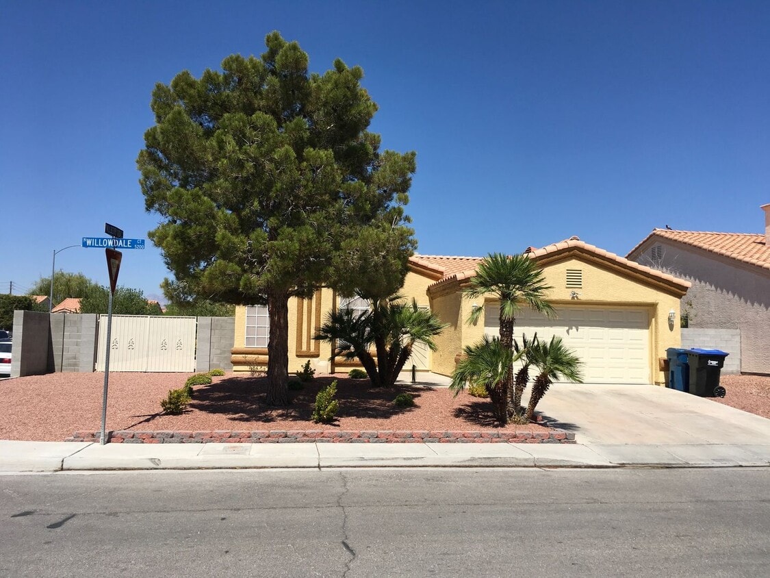 Primary Photo - Great single-story home, 3brms, 2bath, 2crg.