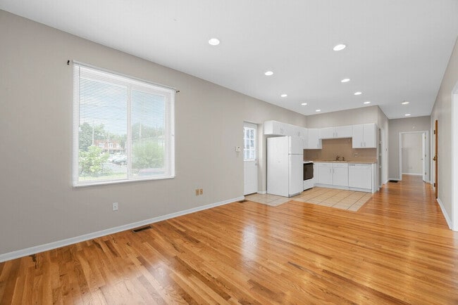 Building Photo - 242 E 12th Ave