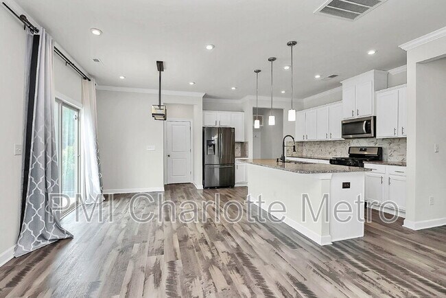 Foto del edificio - 8315 Flint Hill Dr