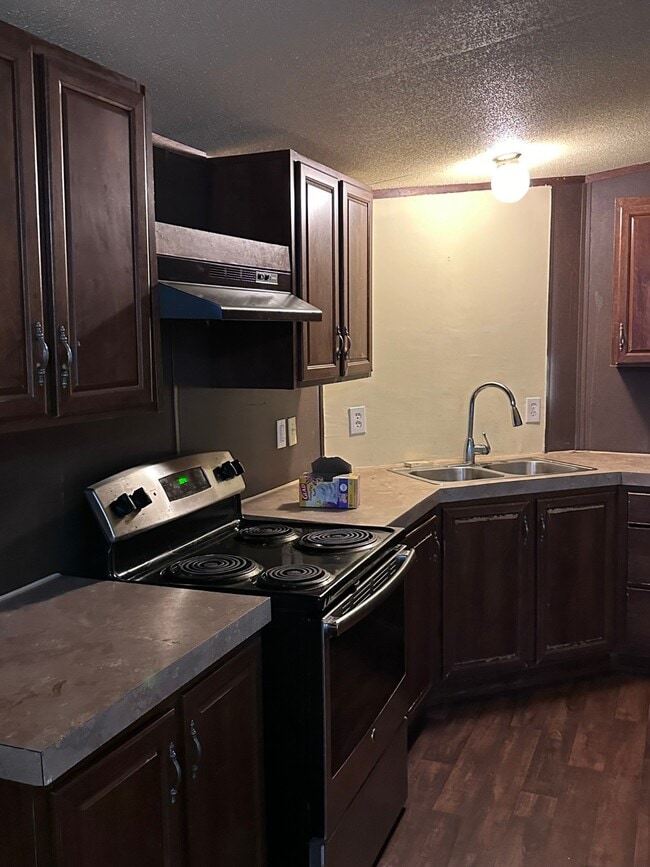Building Photo - 20183 Lakeway Ln