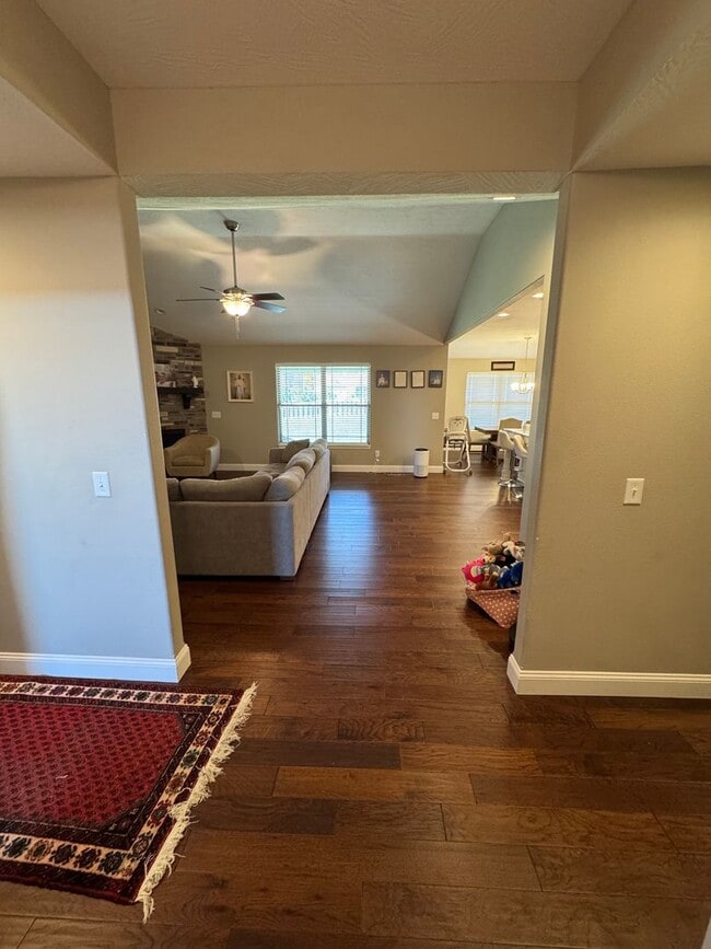 Building Photo - 4 Bedroom | 2 Bathroom | 3 Car Garage| Springfield MO | Fire Place | Covered patio!