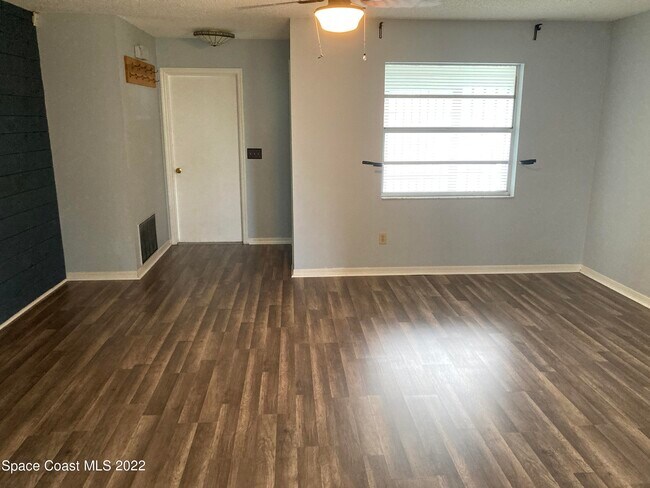 Foto del edificio - 711 Walnut Dr