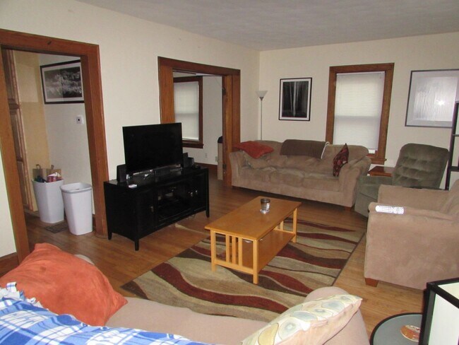 Foto del edificio - Spacious 4-Bedroom House on Drake Street w...