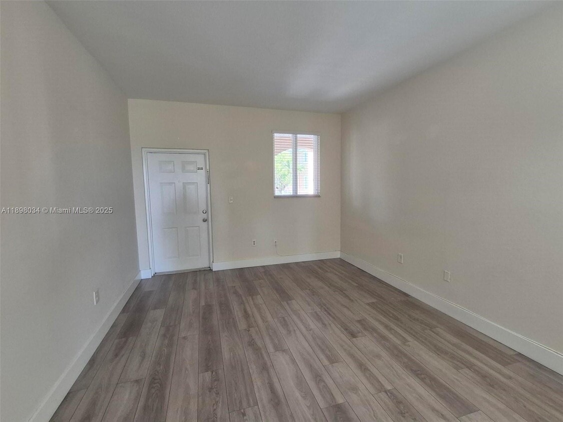 Foto principal - 17820 NW 73rd Ave
