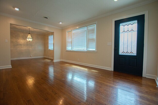 Foto del edificio - Three Bedroom off of Madison!
