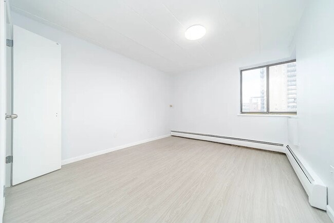 Foto del edificio - 134-46 Maple Ave