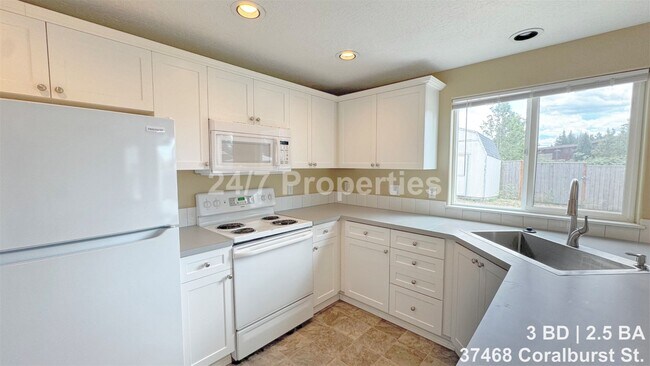 Building Photo - Remodeled 3 BD | 2.5 BA Home - Sandy